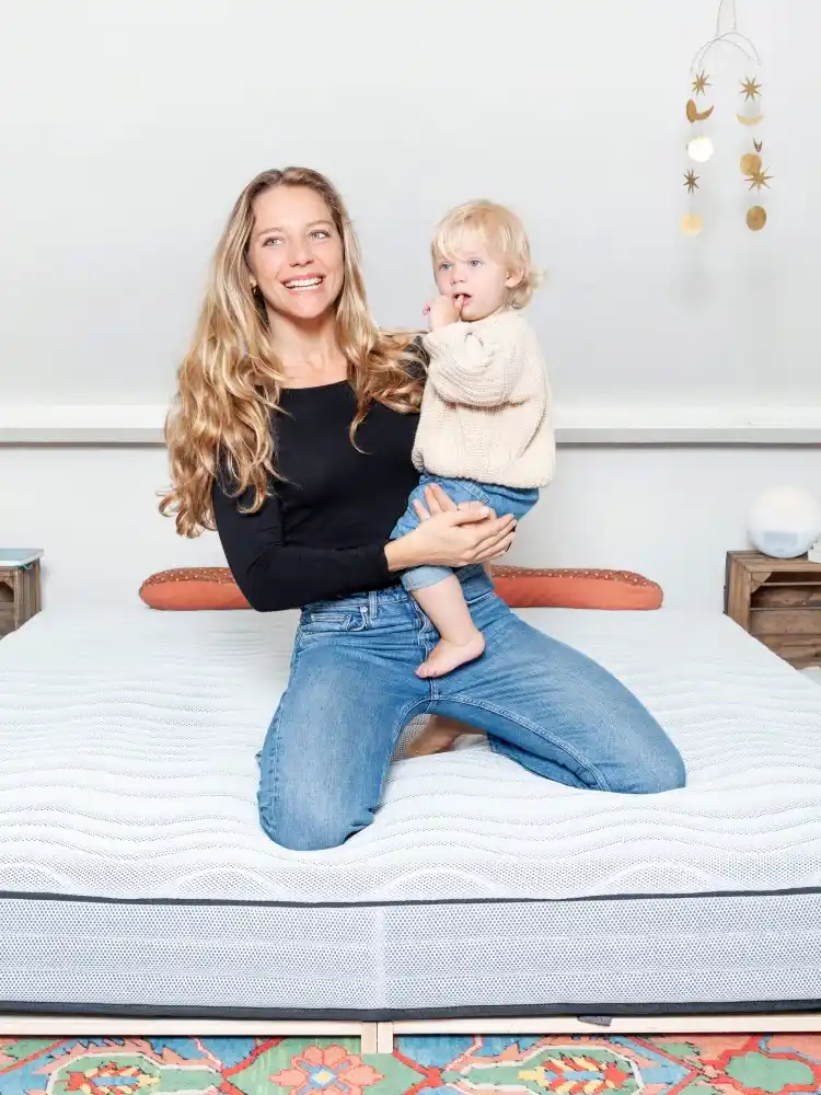 moeder en kind op matras